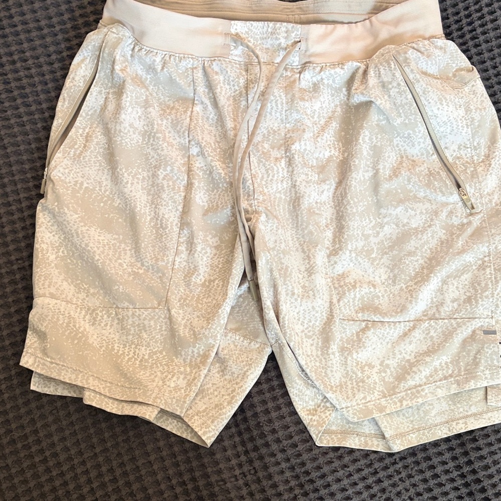 Lululemon Athletica Men's 7” license to train Athletic Shorts (linerless)